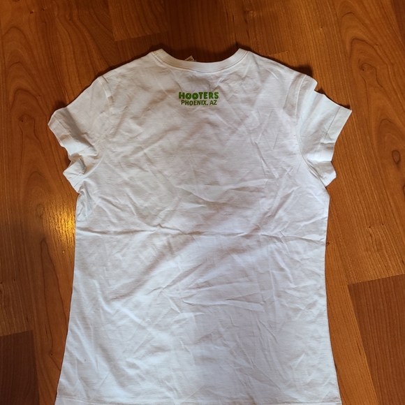 NWOT Hooters small white t-shirt - Picture 12 of 12